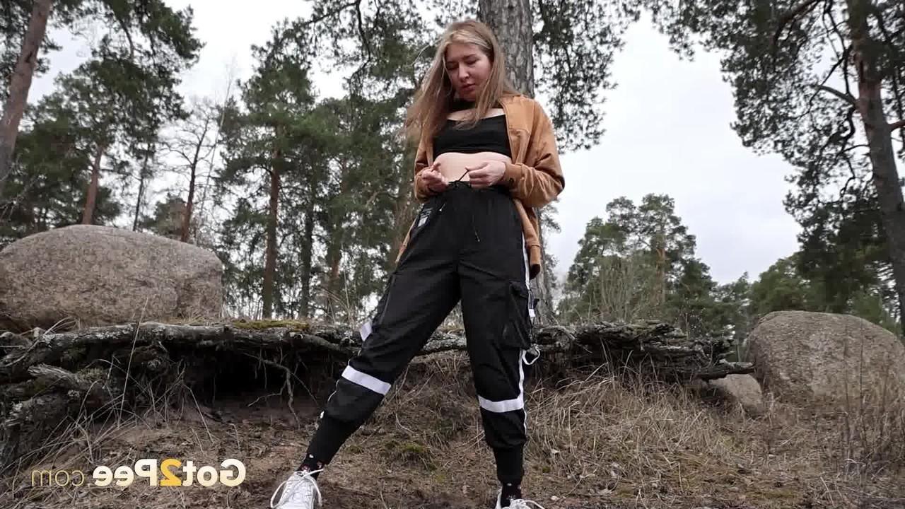 15P Белую девчонку Эру застукали за мочеиспусканием на природе