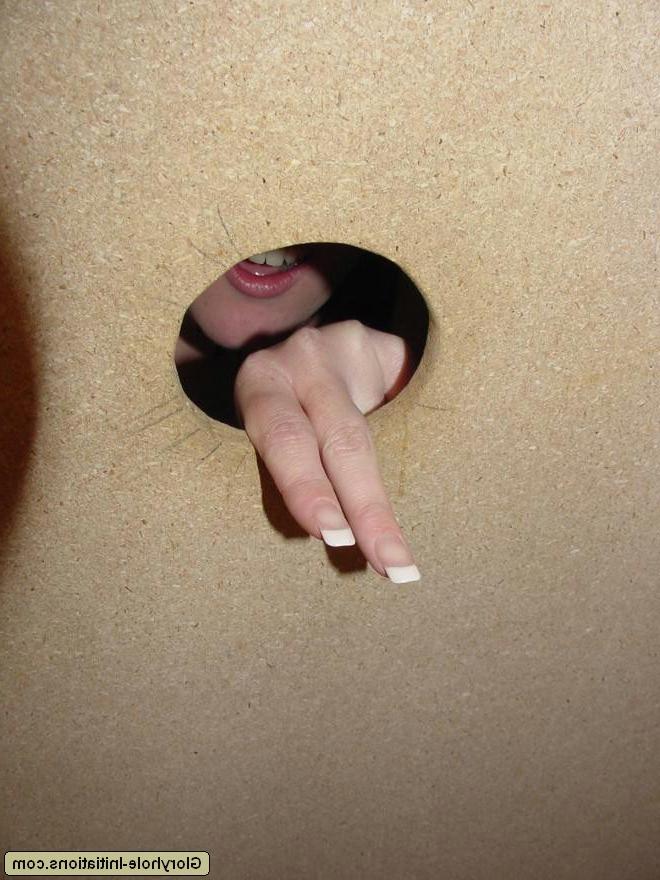 17P Summer Lynn comes to a place where she can give gloryhole blowjob