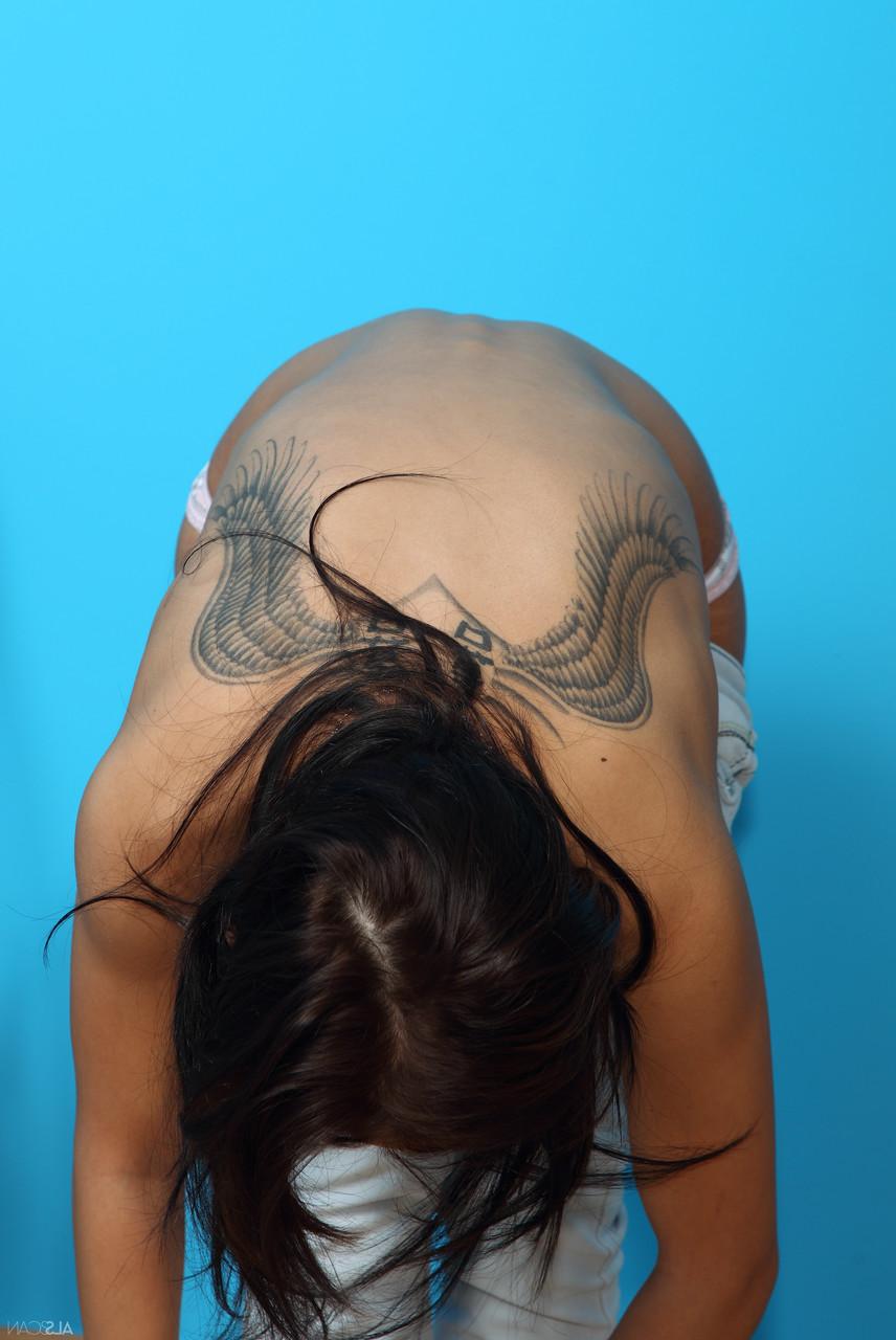 20P A doce adolescente Nomi Melone tira a roupa e posa nua em um casting