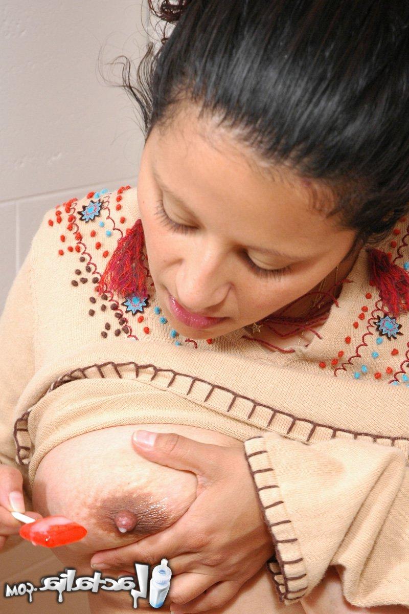 15P Talia, une fille enceinte, gicle du lait maternel sur une ventouse pendant une action en solo.