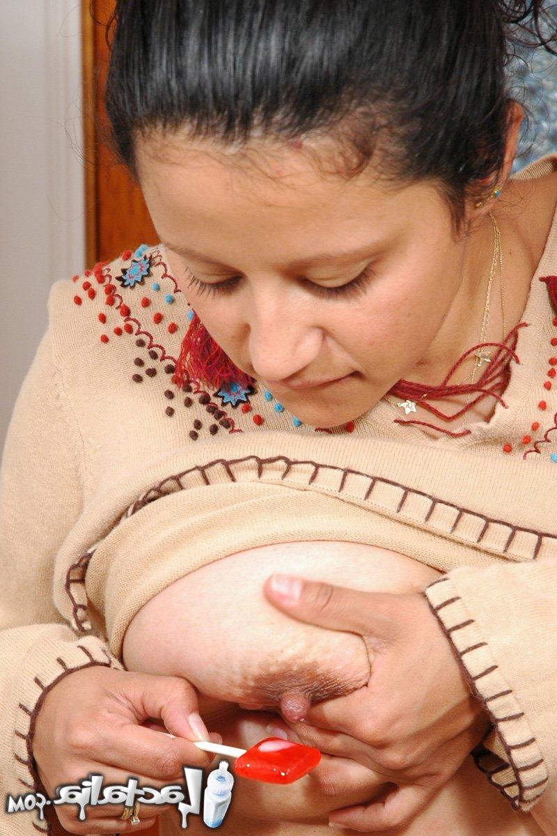 15P Talia, une fille enceinte, gicle du lait maternel sur une ventouse pendant une action en solo.