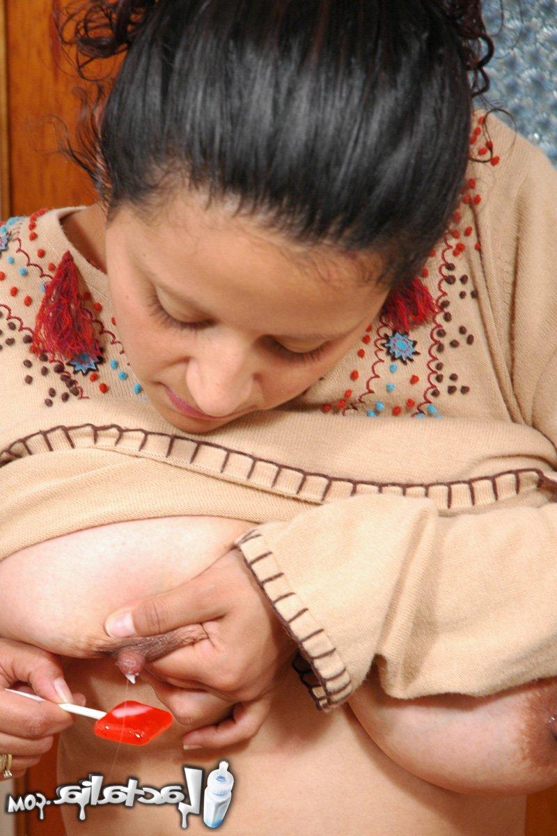 15P Talia, une fille enceinte, gicle du lait maternel sur une ventouse pendant une action en solo.