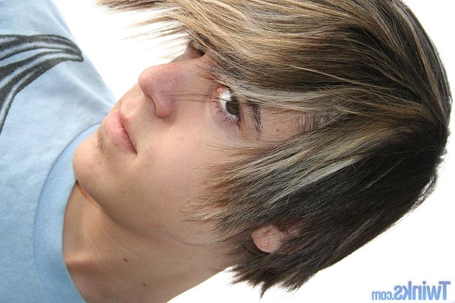 20P El hermoso jovencito gay Tristan Bo se desnuda y se masturba en solitario