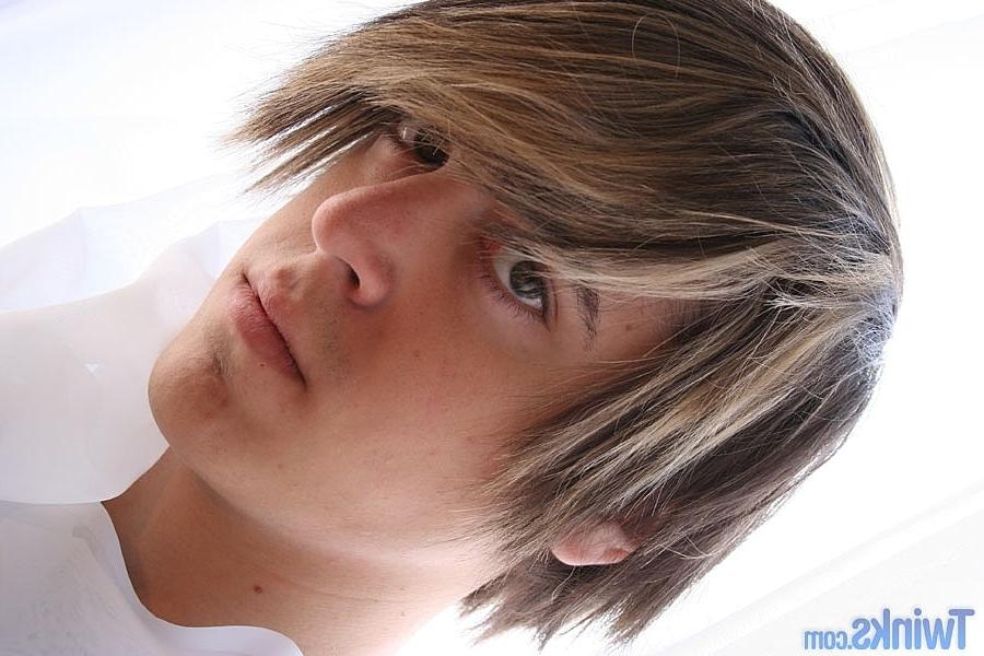 20P El hermoso jovencito gay Tristan Bo se desnuda y se masturba en solitario