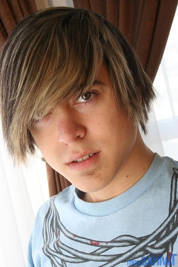 20P El hermoso jovencito gay Tristan Bo se desnuda y se masturba en solitario