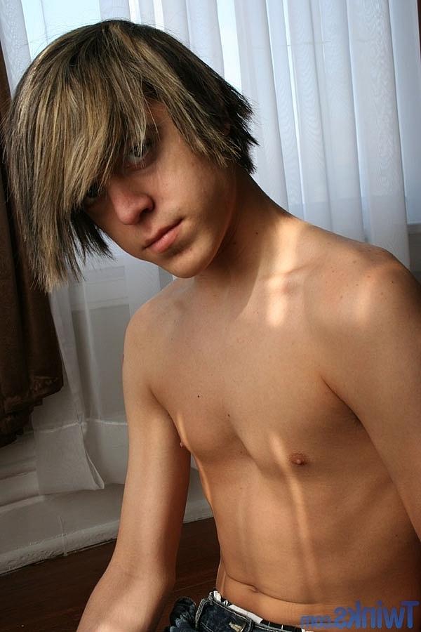 20P El hermoso jovencito gay Tristan Bo se desnuda y se masturba en solitario