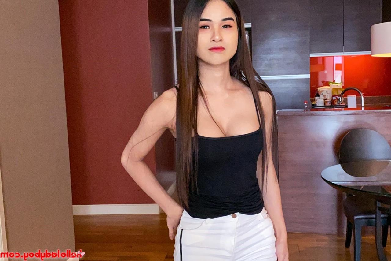 20P Transexual morena expone su polla flácida y posa completamente vestida en solitario