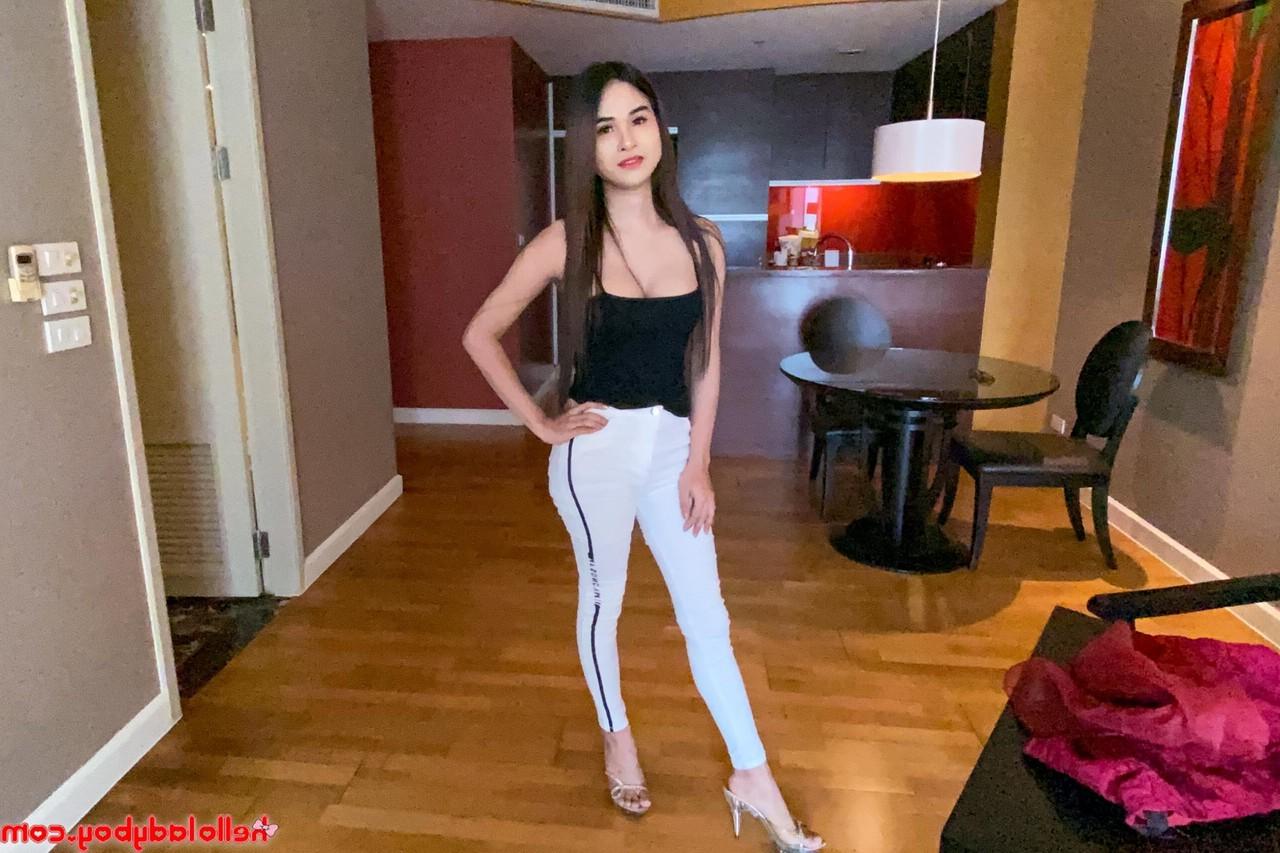 20P Transexual morena expone su polla flácida y posa completamente vestida en solitario
