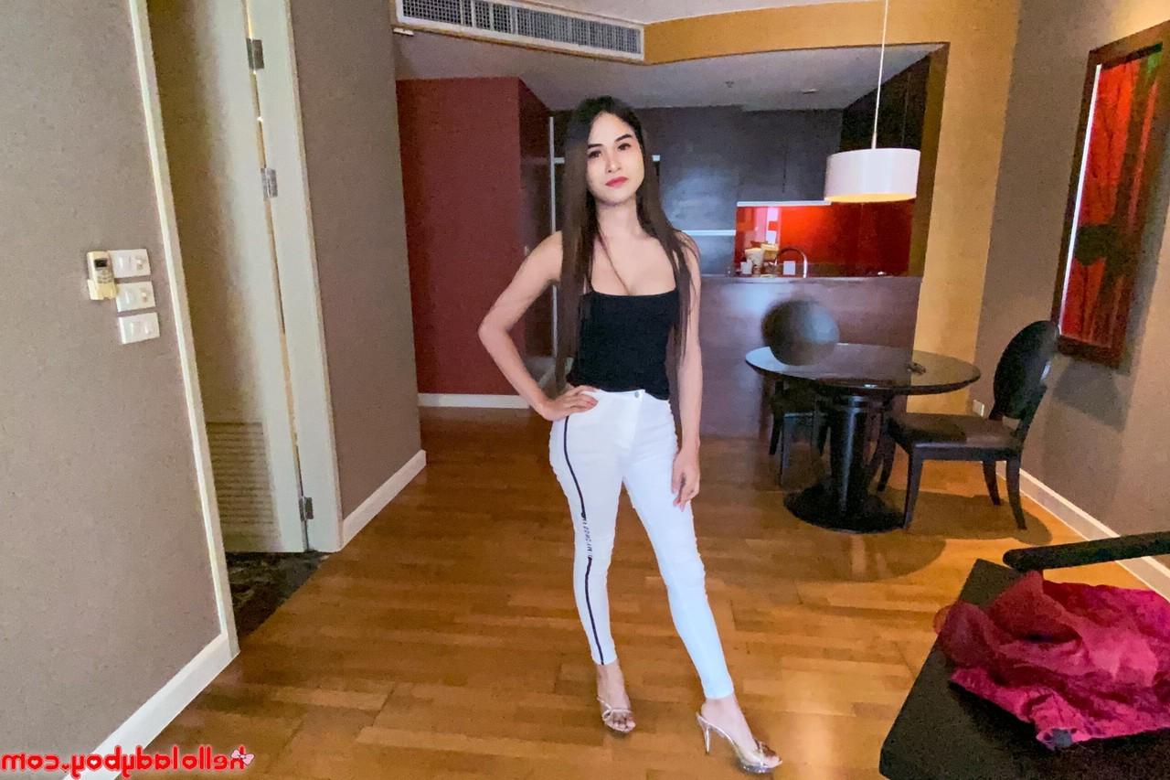 20P Transexual morena expone su polla flácida y posa completamente vestida en solitario