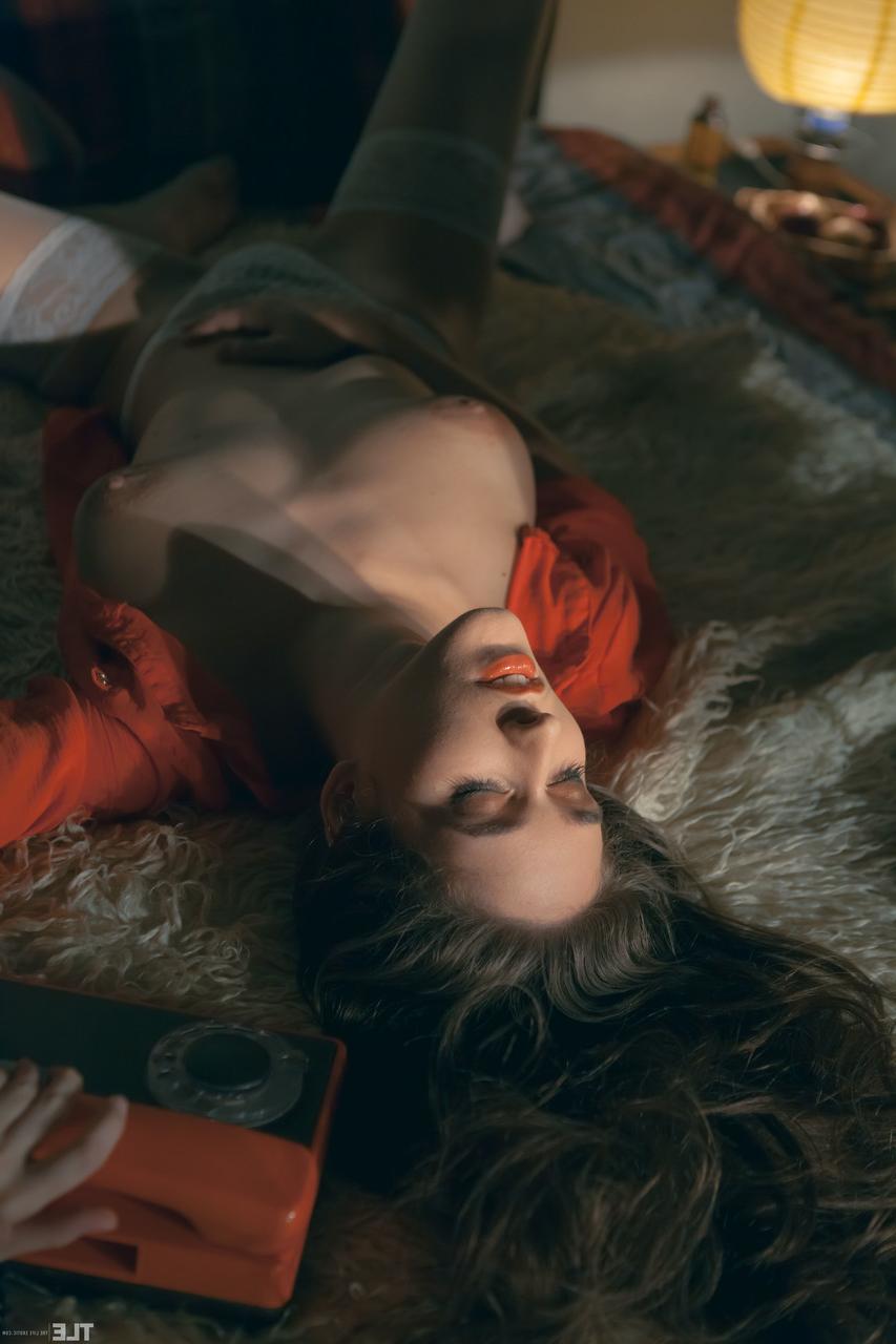 20P La jeune polonaise sensuelle Emily J frotte sa chatte poilue de près en bas blancs.