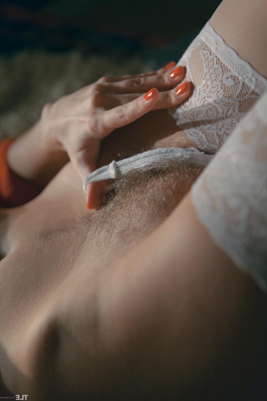 20P La jeune polonaise sensuelle Emily J frotte sa chatte poilue de près en bas blancs.