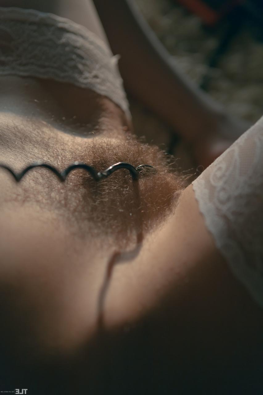 20P La jeune polonaise sensuelle Emily J frotte sa chatte poilue de près en bas blancs.