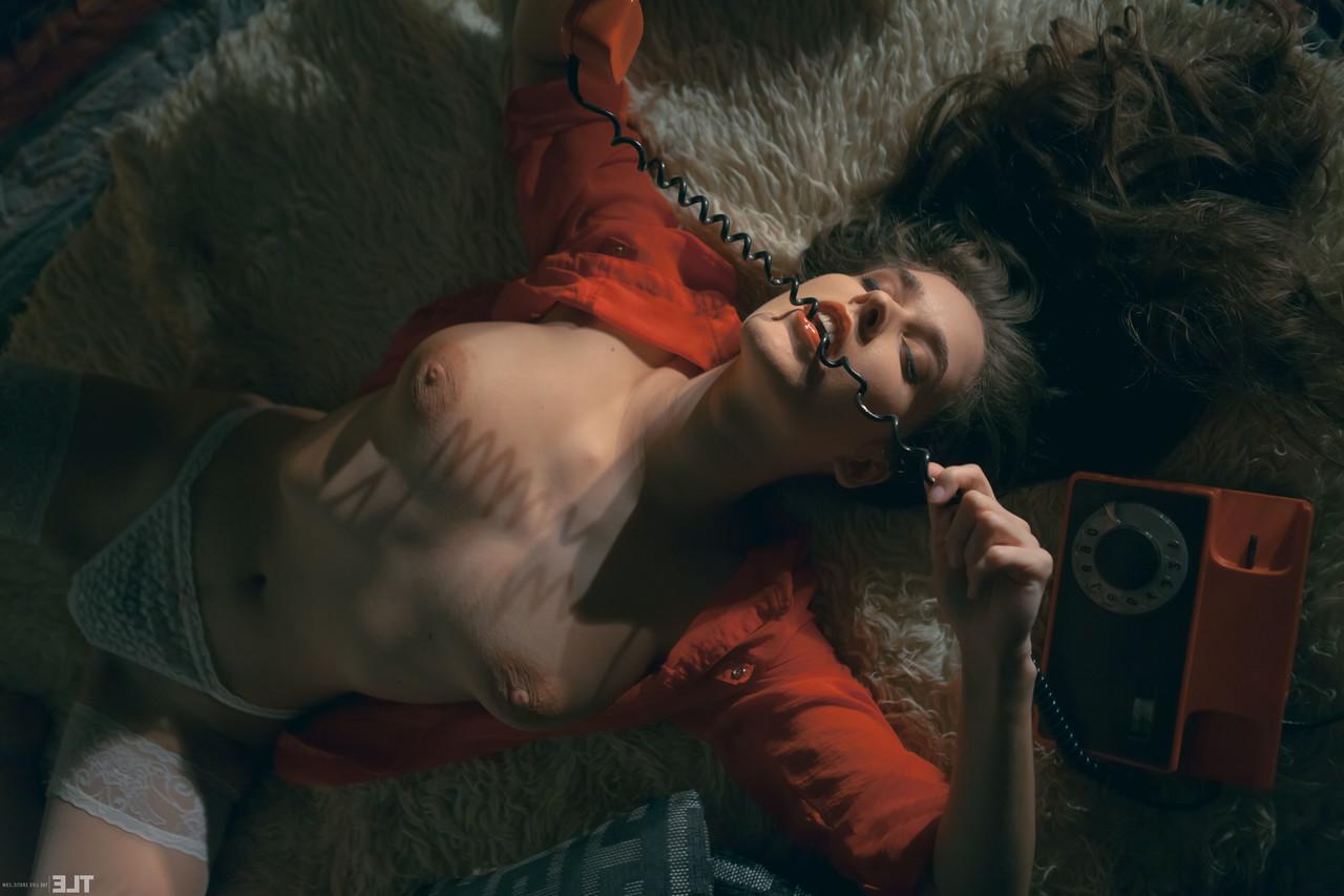 20P La jeune polonaise sensuelle Emily J frotte sa chatte poilue de près en bas blancs.