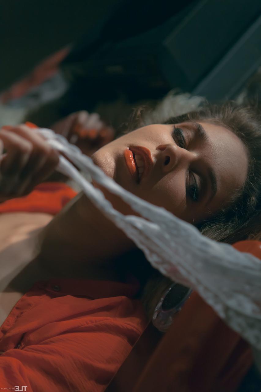 20P La jeune polonaise sensuelle Emily J frotte sa chatte poilue de près en bas blancs.