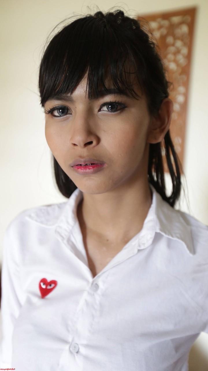 20P Hello Ladyboy 
