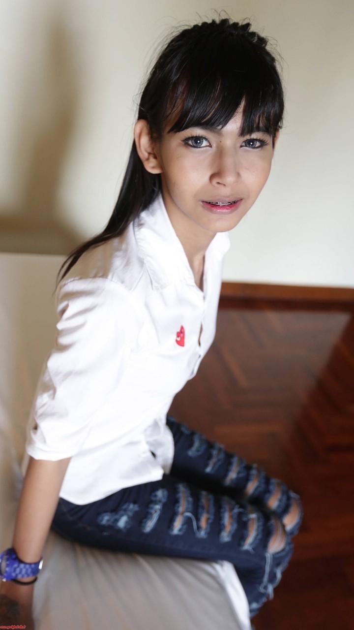 20P Hello Ladyboy 