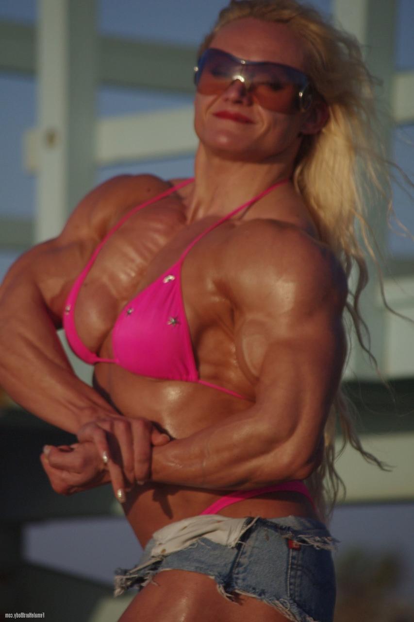 20P La bodybuilder perverse Brigita Brezovac exhibe ses muscles sur la plage.