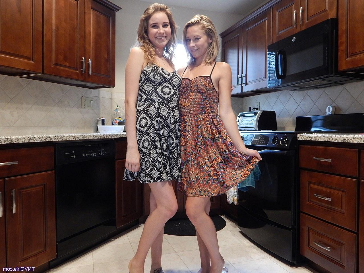 20P Adolescentes lésbicas sexy Nicole e Kinsley exibem suas bundas gostosas de calcinha e nuas