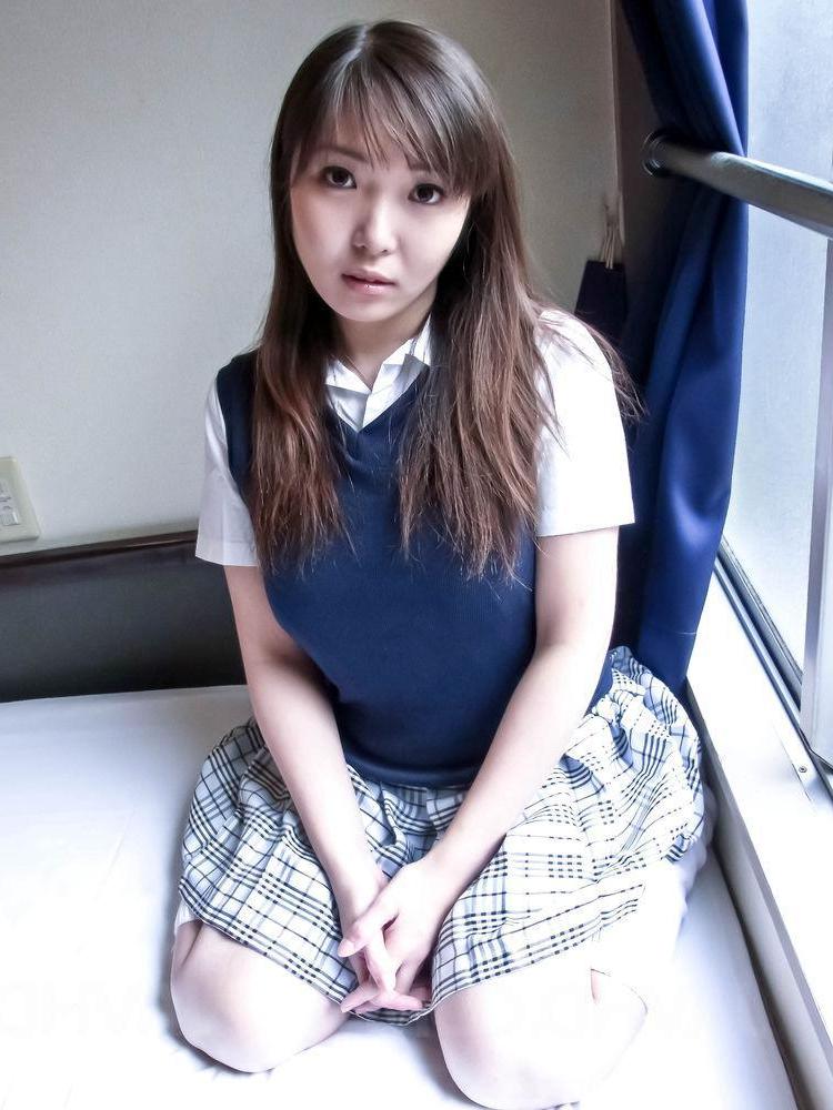 16P Die japanische Studentin Haruka Ohsawa enthüllt kniend ihre vollen Brüste