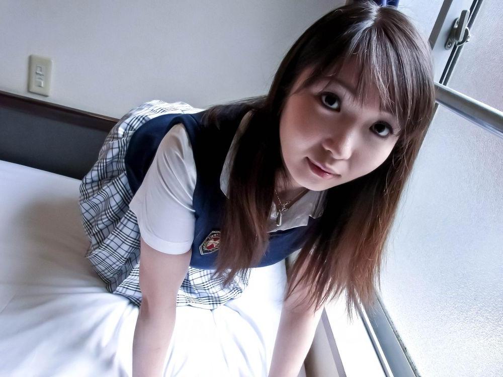 16P Die japanische Studentin Haruka Ohsawa enthüllt kniend ihre vollen Brüste