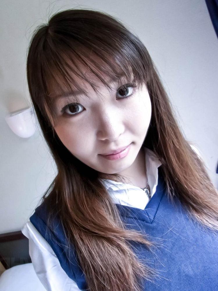 16P Die japanische Studentin Haruka Ohsawa enthüllt kniend ihre vollen Brüste
