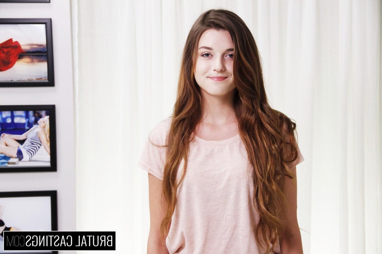 15P Alex Mae, une jeune aux cheveux longs, a les poignets liés avant de se faire baiser.