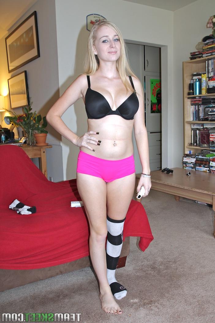 17P La puta rubia Stacie Jaxxx pierde el beer pong de la Wii y es follada por el ganador
