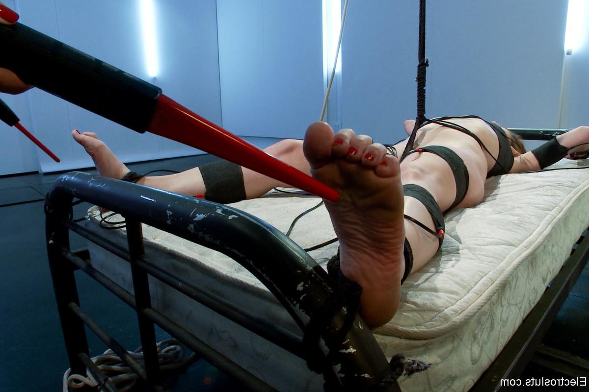 17P Hot babes Sovereign Syre and Lea Lexis have some BDSM fun with electrodes