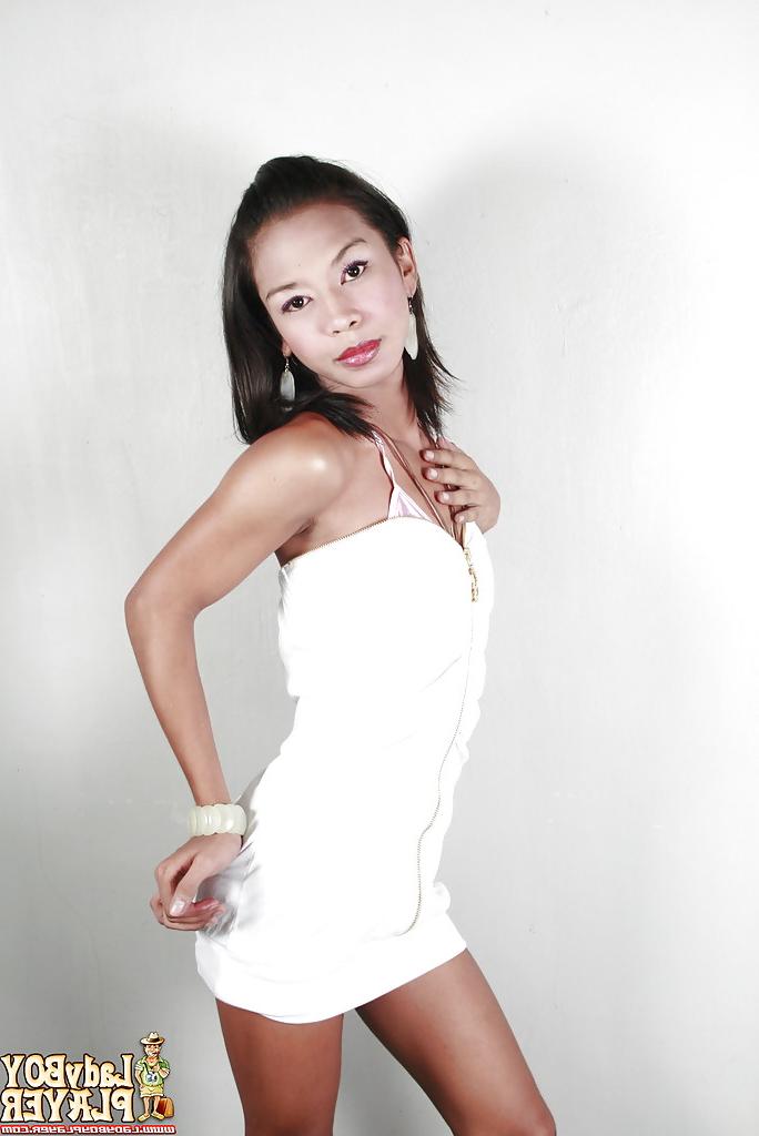 16P Der zierliche asiatische Ladyboy Nika zeigt vor dem Masturbieren seine winzigen Teenie-Titten