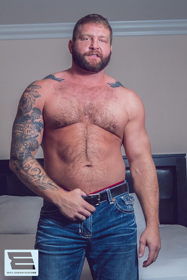 20P Gay bodybuilders give each other a blowjob & have hardcore anal sex