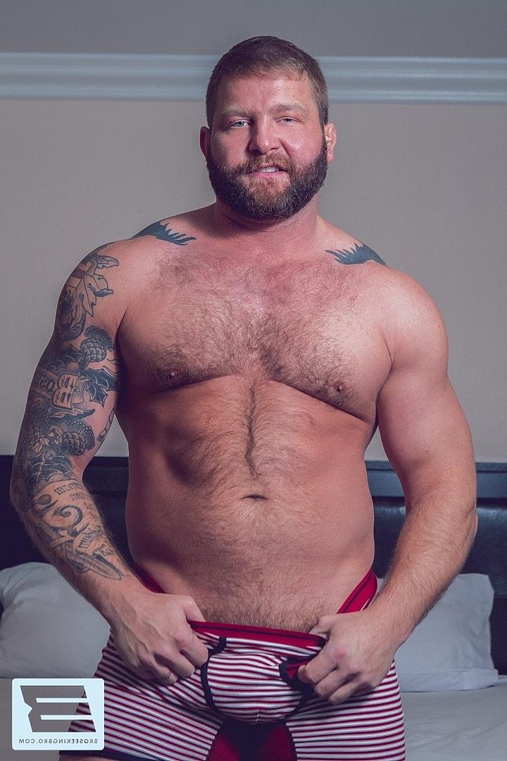 20P Gay bodybuilders give each other a blowjob & have hardcore anal sex