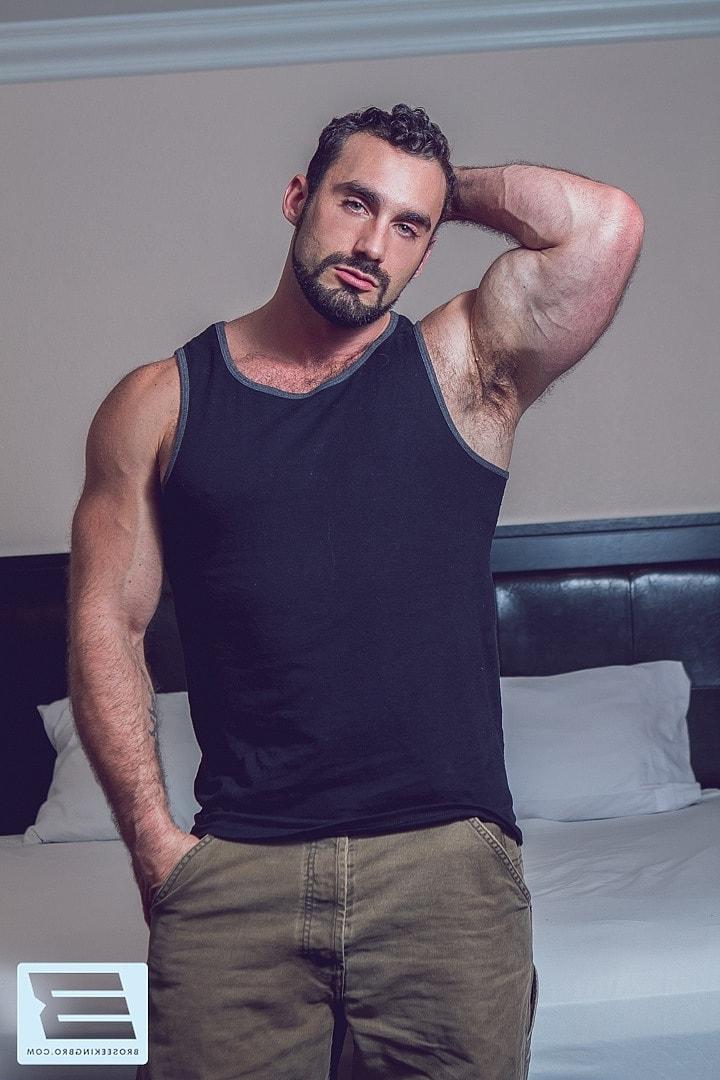 20P Gay bodybuilders give each other a blowjob & have hardcore anal sex