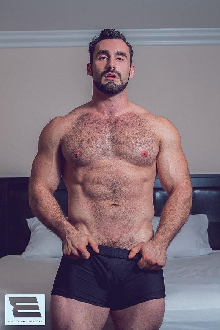 20P Gay bodybuilders give each other a blowjob & have hardcore anal sex