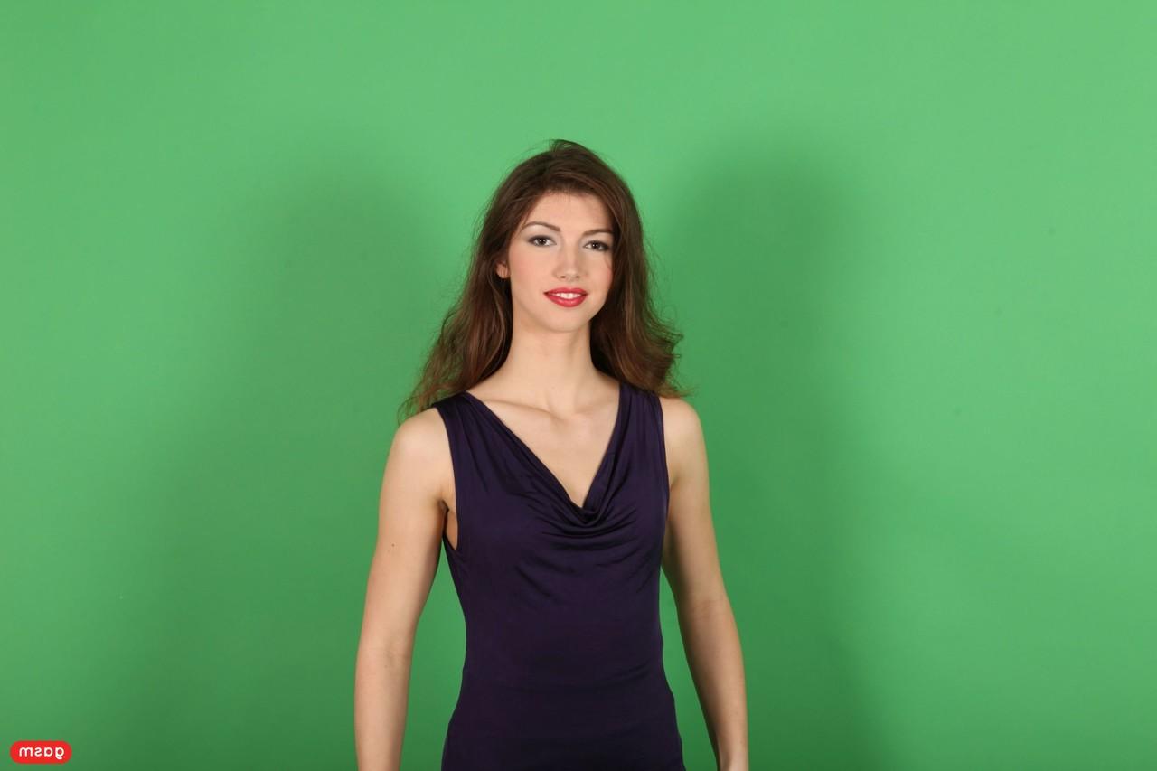 15P La guapa susan ayn muestra sus pequeñas tetas mientras se burla con medias y tacones
