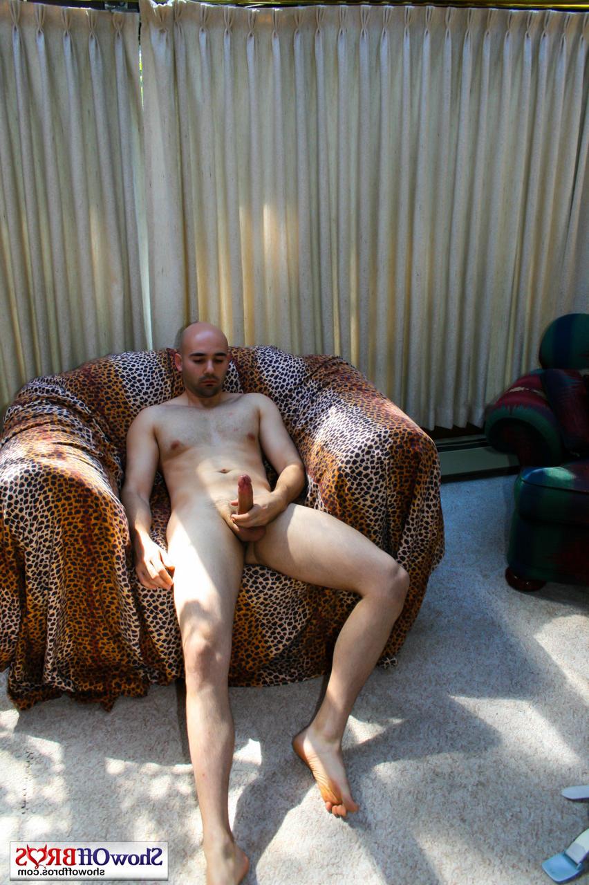 14P Un mec gay chauve aux seins nus enlève son jean et se masturbe jusqu'à l'orgasme