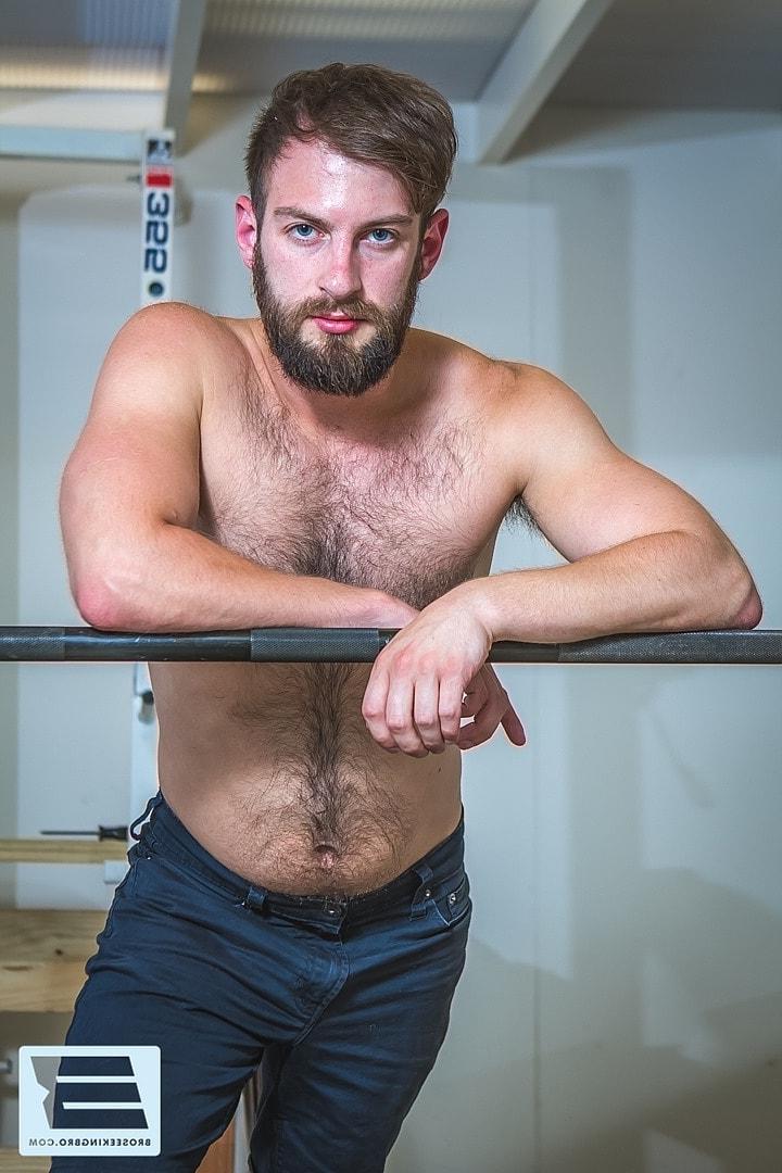 20P ひげを生やしたゲイが男の口にバカバカしい男を突っ込み、ジムで生ハメセックスする