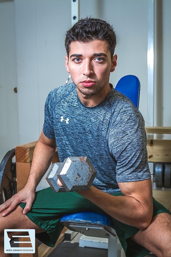 20P ひげを生やしたゲイが男の口にバカバカしい男を突っ込み、ジムで生ハメセックスする