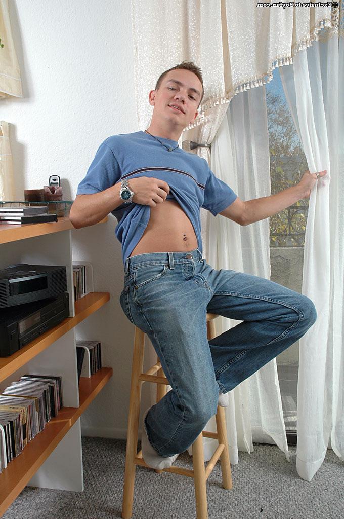 20P El chico británico gay Luke Devereaux acaricia su gran polla sin cortar y se corre