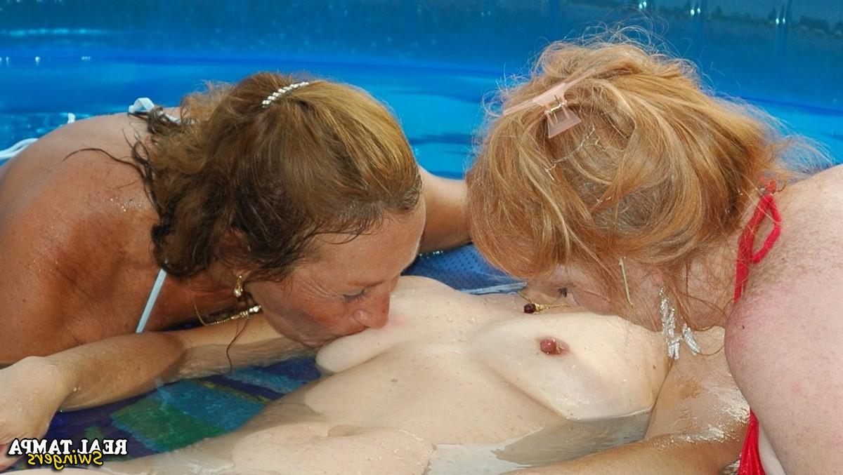20P Vadias maduras brincalhonas esfregando os buracos de amor umas das outras na piscina