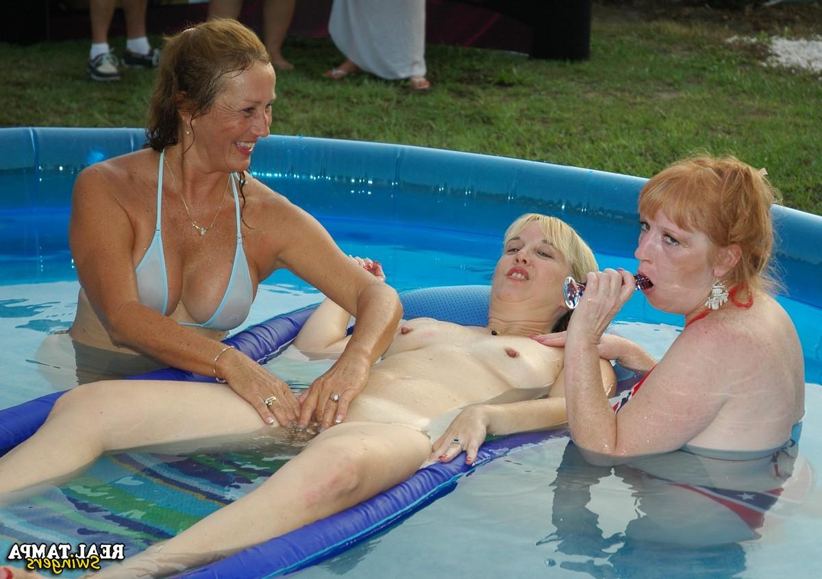 20P Vadias maduras brincalhonas esfregando os buracos de amor umas das outras na piscina