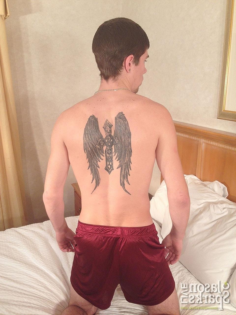 20P El cutie gay tatuado Patrick Burritt se quita la ropa interior y posa desnudo en la cama