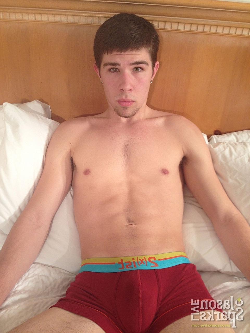 20P El cutie gay tatuado Patrick Burritt se quita la ropa interior y posa desnudo en la cama