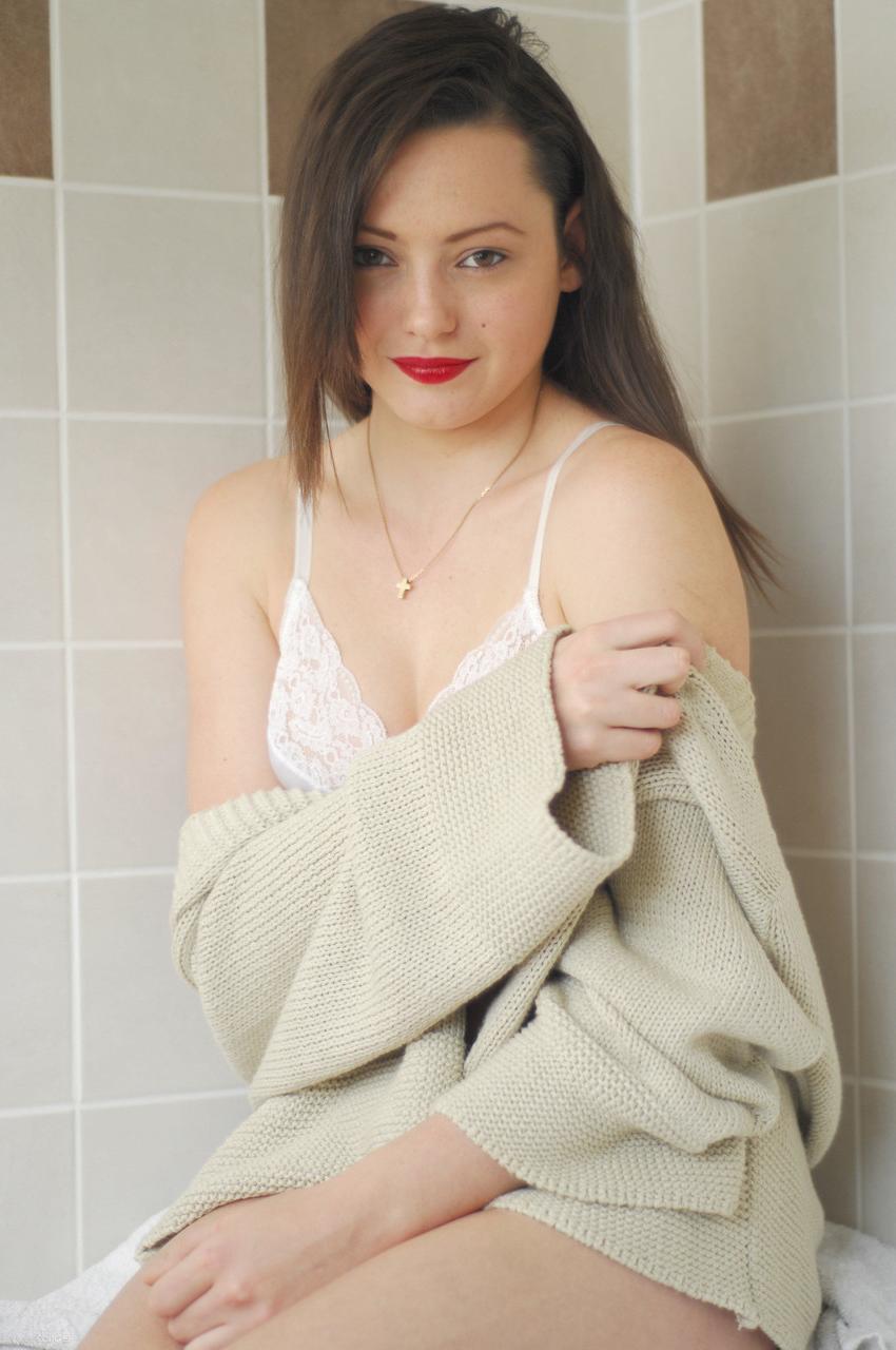 19P La séduisante fille solo Brionie W découvre ses jolis seins et son buisson poilu.