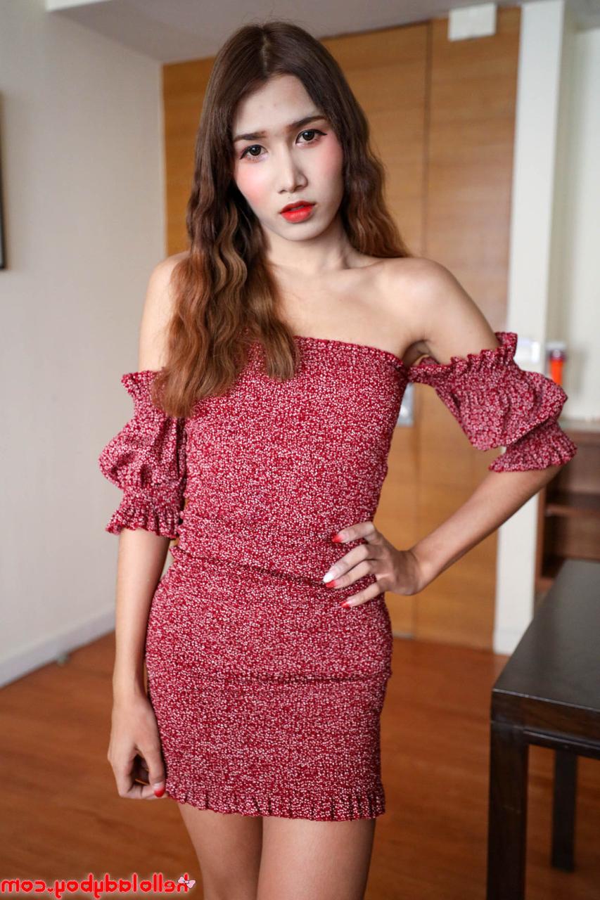 20P La transexuelle sexy Annie fait glisser sa robe et montre ses petits seins avant un BJ.