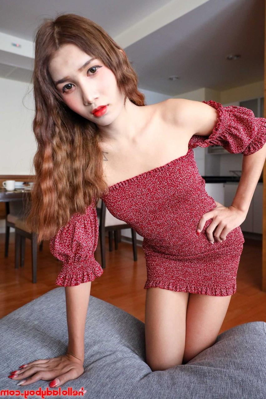 20P La transexuelle sexy Annie fait glisser sa robe et montre ses petits seins avant un BJ.