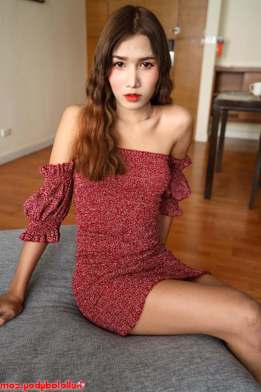 20P La transexuelle sexy Annie fait glisser sa robe et montre ses petits seins avant un BJ.
