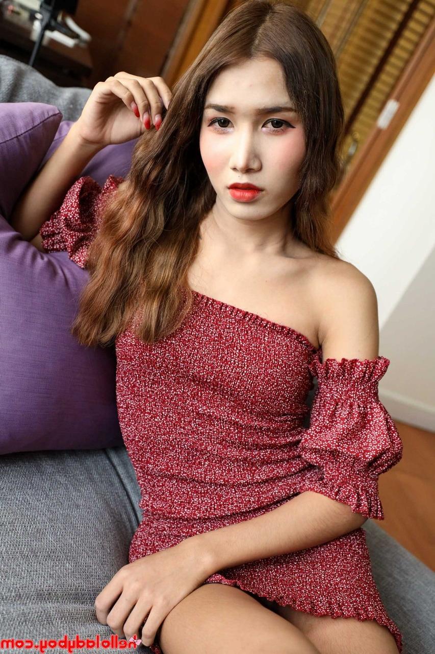 20P La transexuelle sexy Annie fait glisser sa robe et montre ses petits seins avant un BJ.