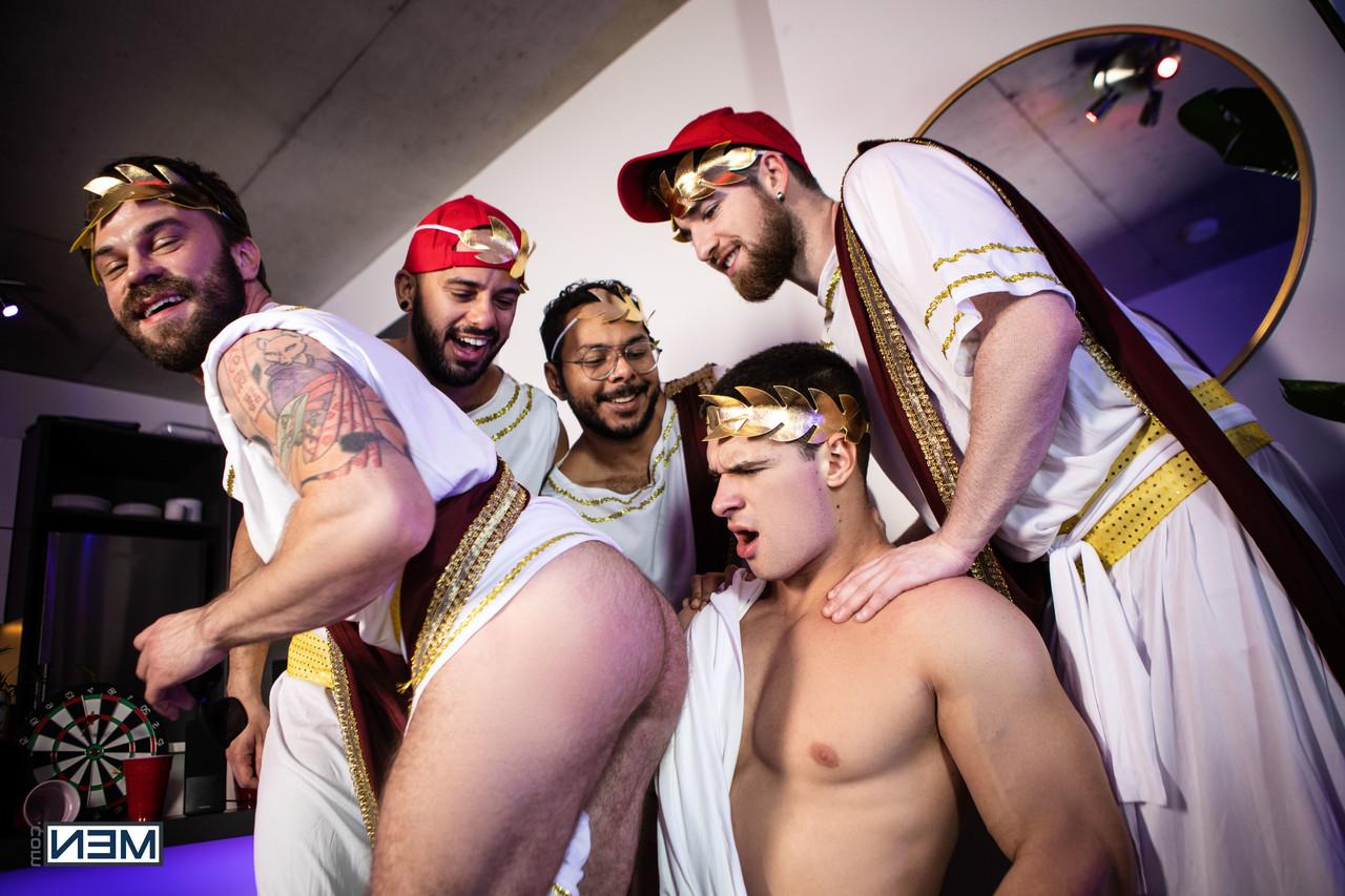 15P Os gays musculosos Malik Delgaty e James Fox transam na frente de seus amigos