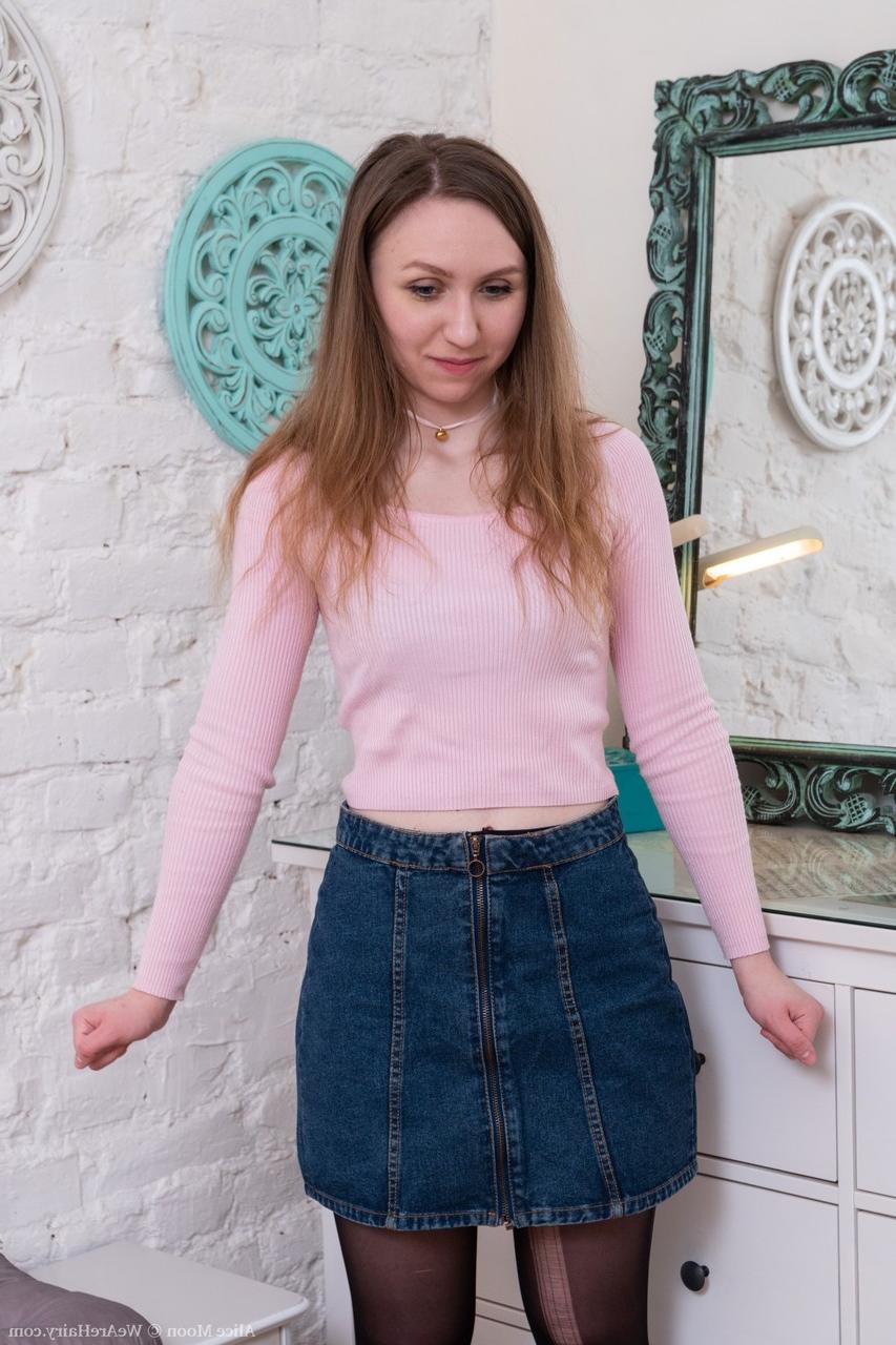 20P A gostosa americana Alice Moon tira a roupa no quarto e brinca com sua vulva peluda