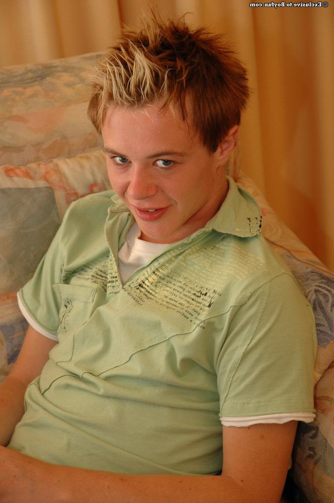 20P Der blonde Junge Shayne duscht, nachdem er auf dem Sofa masturbiert hat
